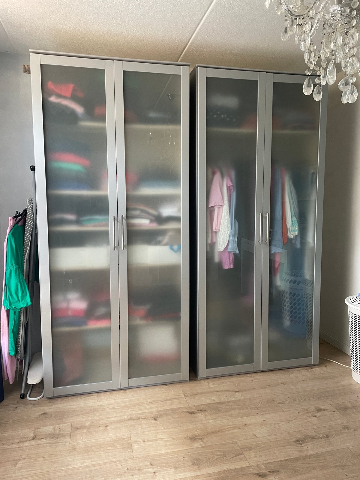 Twee kledingkasten met matte glazen deuren, Huis en Inrichting, Kasten | Kledingkasten, Ophalen, Met deur(en), Gebruikt, 100 tot 150 cm