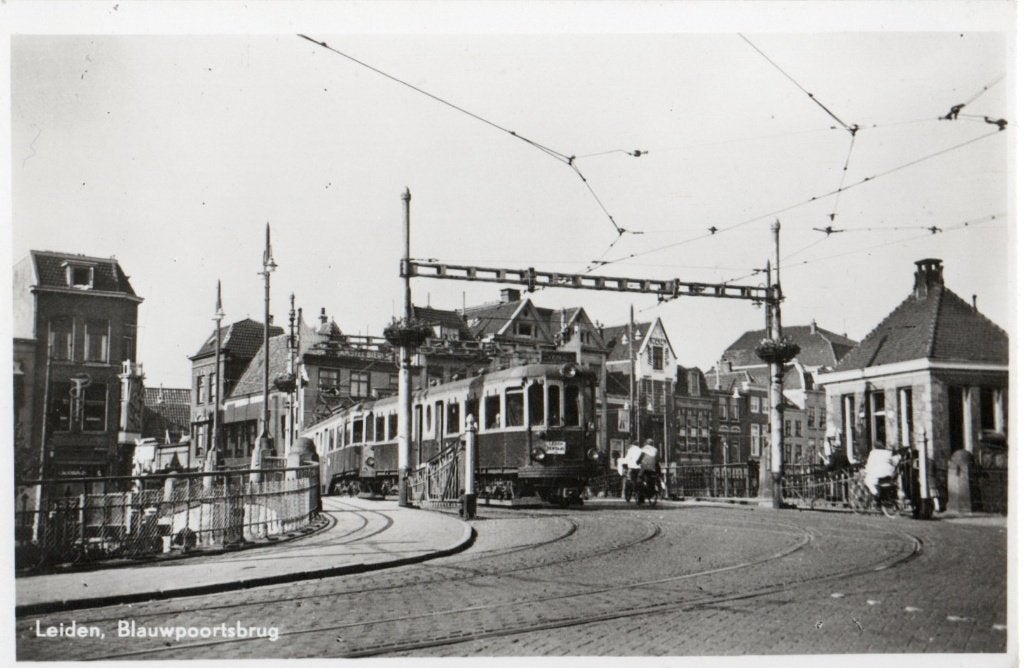 Leiden, De Grote Blauwe Tram op Brug. 5044, Verzamelen, Verzenden, 1940 tot 1960, Ongelopen, Zuid-Holland