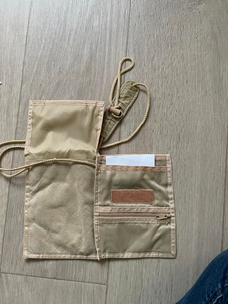 Handige Nektasje - Ideaal voor Reizen en Documenten, Gebruikt, Beige, Minder dan 40 cm, Minder dan 35 cm