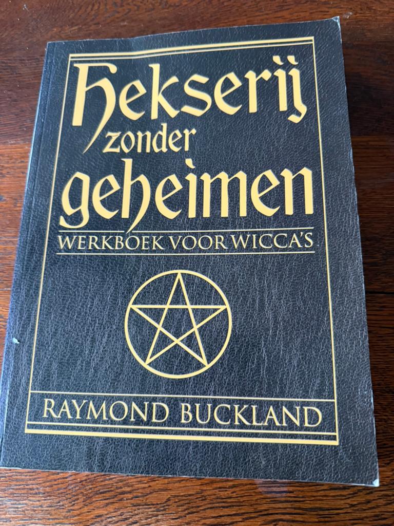 Hekserij zonder geheimen- Raymond Buckland, Boeken, Ophalen of Verzenden, Zo goed als nieuw, Spiritualiteit algemeen, Achtergrond en Informatie