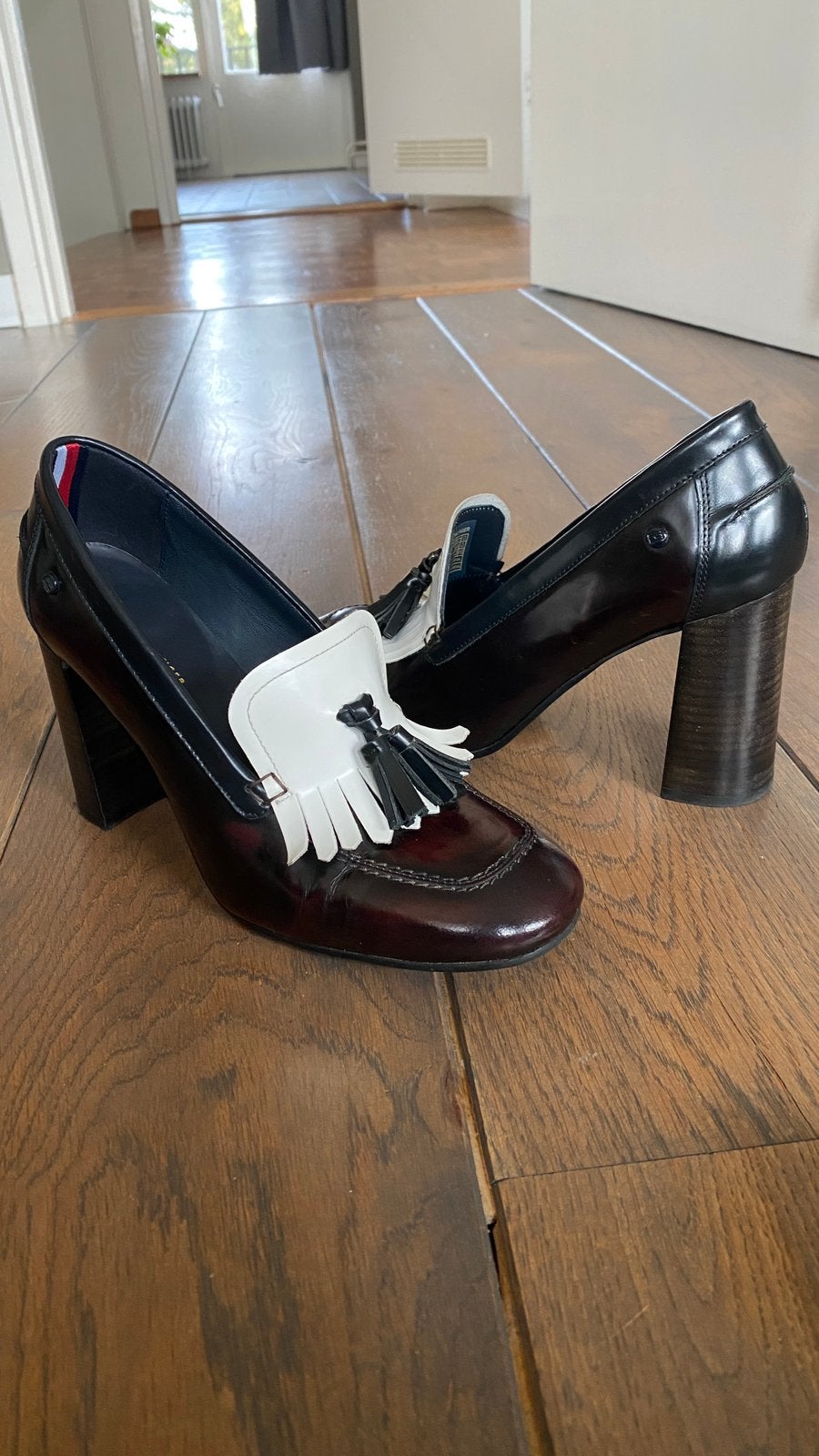 Retro pumps met blokhak Tommy Hilfiger maat 41, Pumps, Ophalen of Verzenden, Zo goed als nieuw, Rood