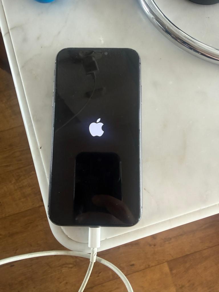 iPhone 11 - Scherm perfect, achterkant beschadigd, Ophalen, Zo goed als nieuw, Zonder abonnement, IPhone 11
