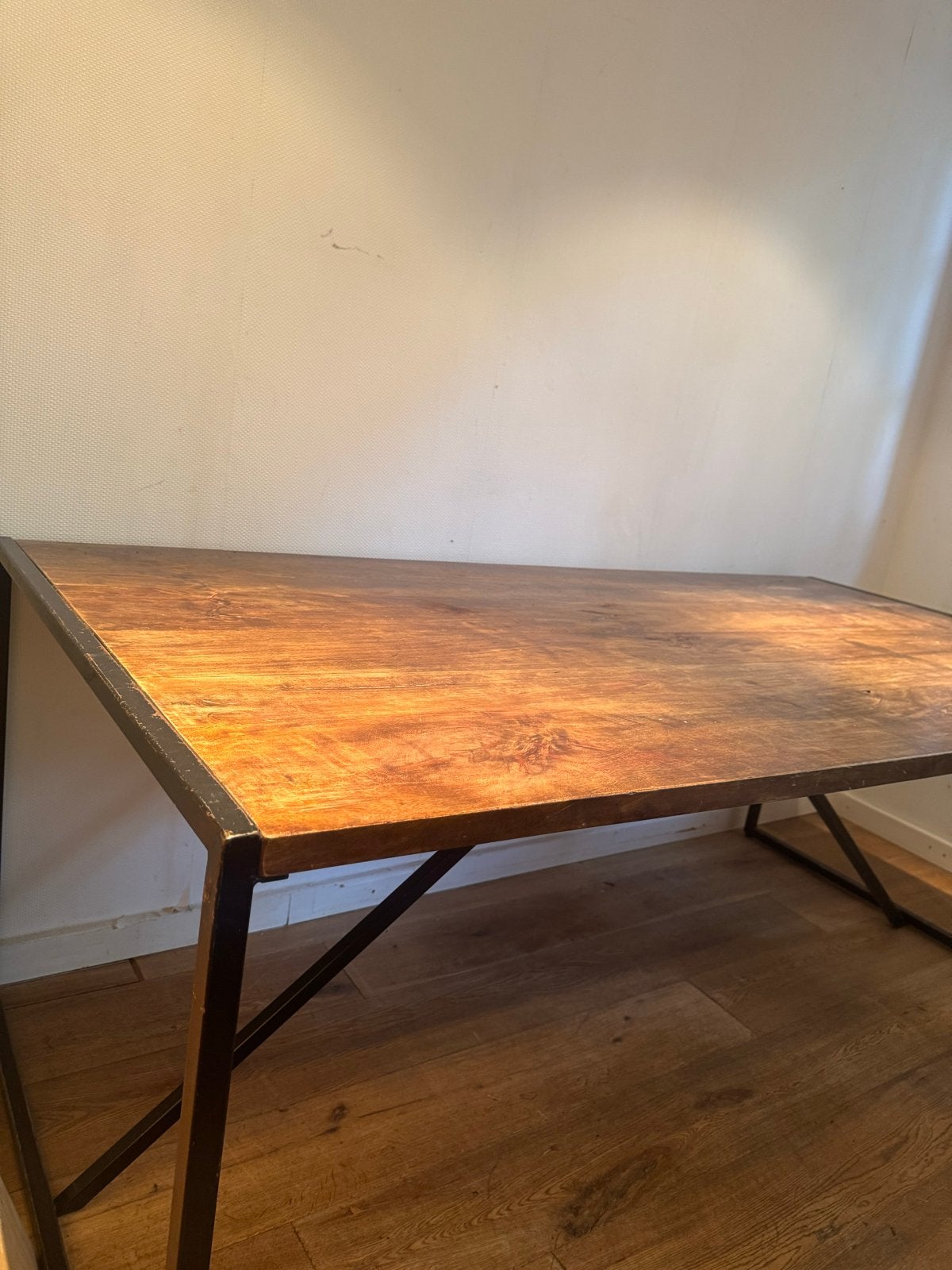 Eettafel hout met zwart ijzeren onderstel., Huis en Inrichting, Ophalen