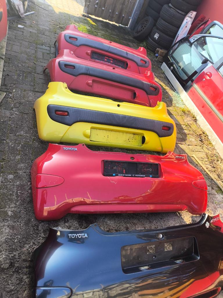 Partij 9x achterbumpers rood wit ect Aygo C1 107 2006 -2022, Ophalen of Verzenden, Voor, Spatbord