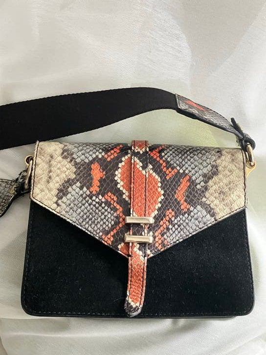 Suède crossbody tas & Other Stories zwart met slangenprint, Ophalen of Verzenden, Zo goed als nieuw, Zwart, Schoudertasje