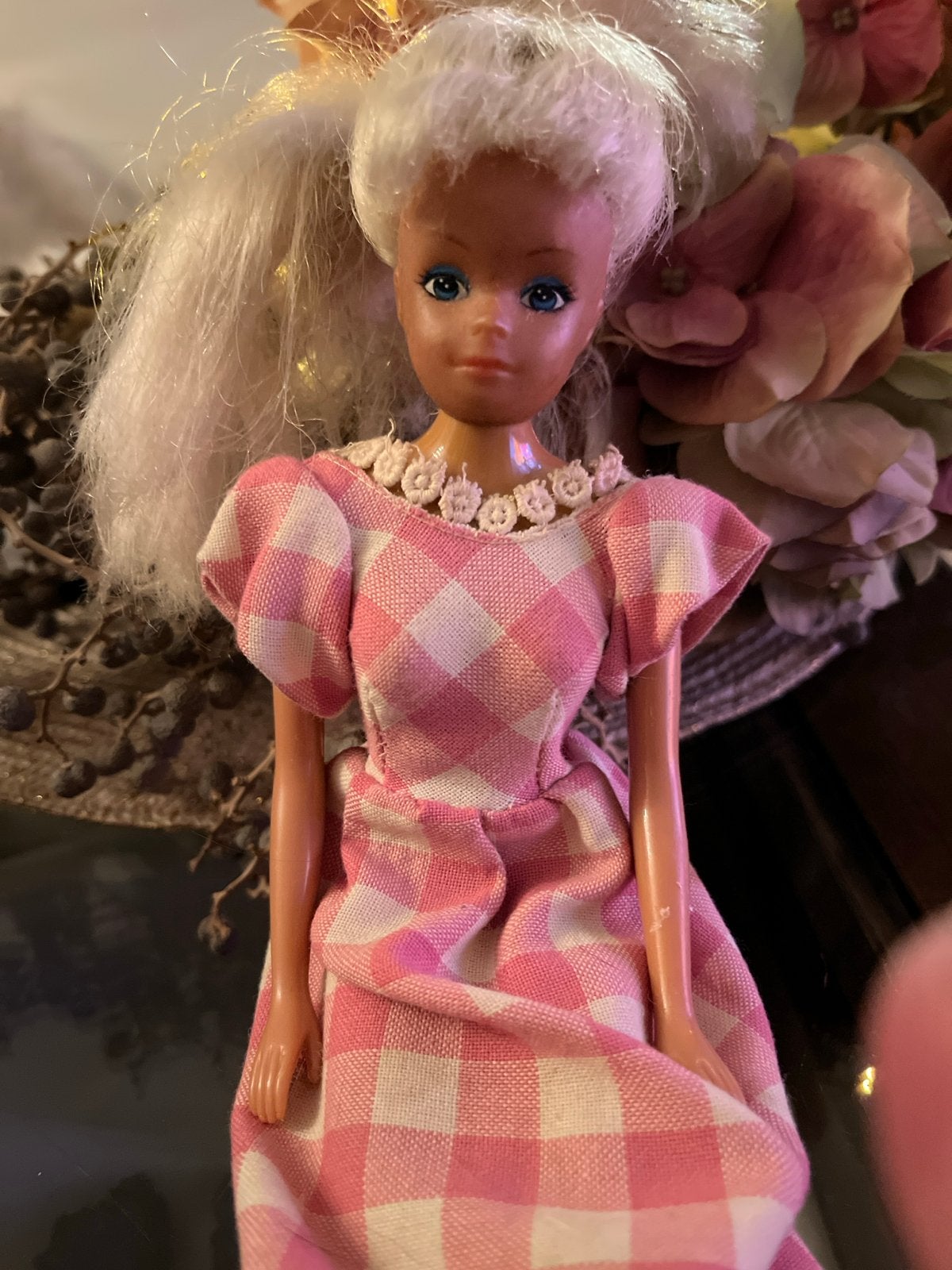 Vintage Barbie-achtige pop in roze geruite jurk, Ophalen of Verzenden, Gebruikt, Barbie