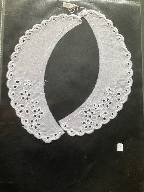 Vintage katoenen kraagje met witte motieven op wit € 3,50, Ophalen of Verzenden