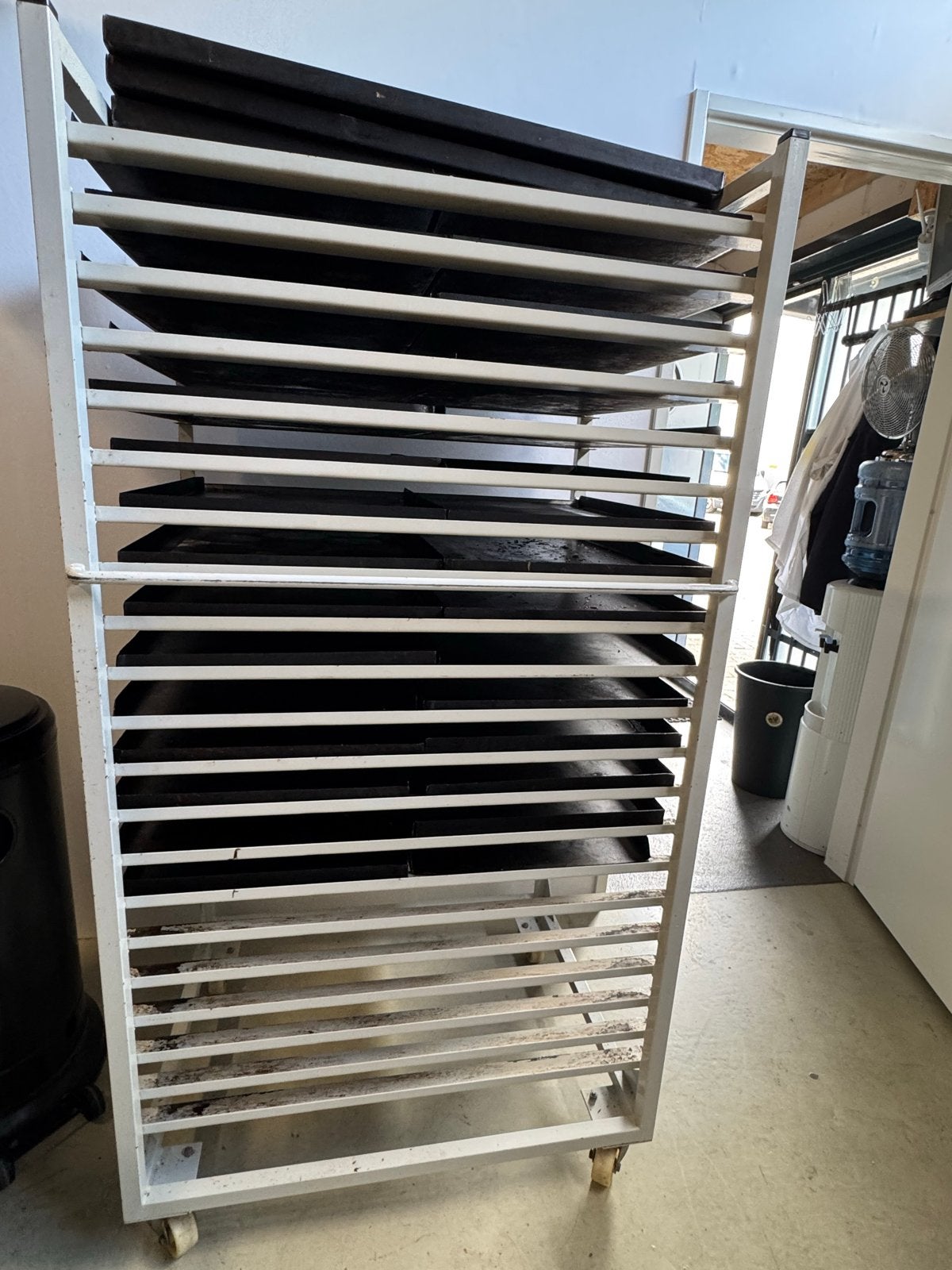 Verrijdbaar rek met 30 bakplaten, Ophalen, Gebruikt