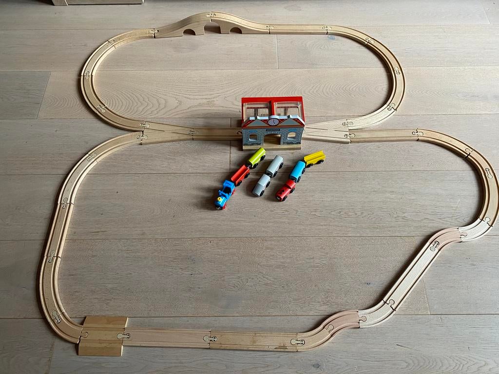 Houten treinbaan met station, brug en 8 voertuigen, Kinderen en Baby's, Speelgoed | Houten speelgoed, Ophalen of Verzenden, Zo goed als nieuw