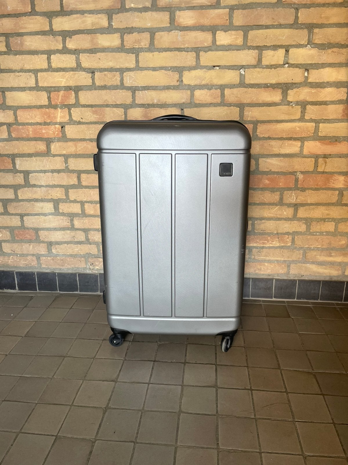 Titan groot koffer zilver, Ophalen, Hard kunststof, 45 tot 55 cm, Zo goed als nieuw