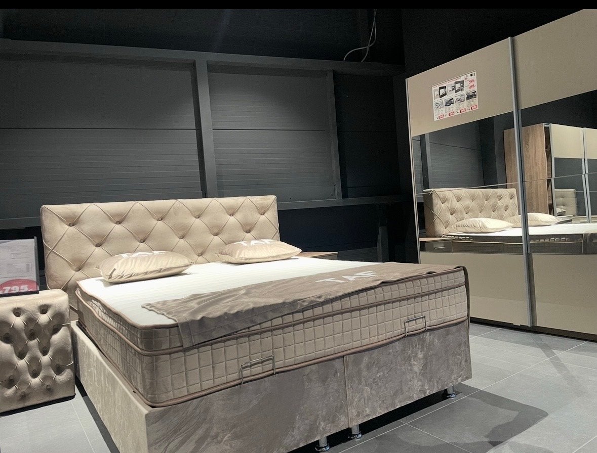 Taupe bed 180cm met TV lift, opbergbankje en schuifdeurkast, Ophalen, Overige kleuren, Tweepersoons, Zo goed als nieuw