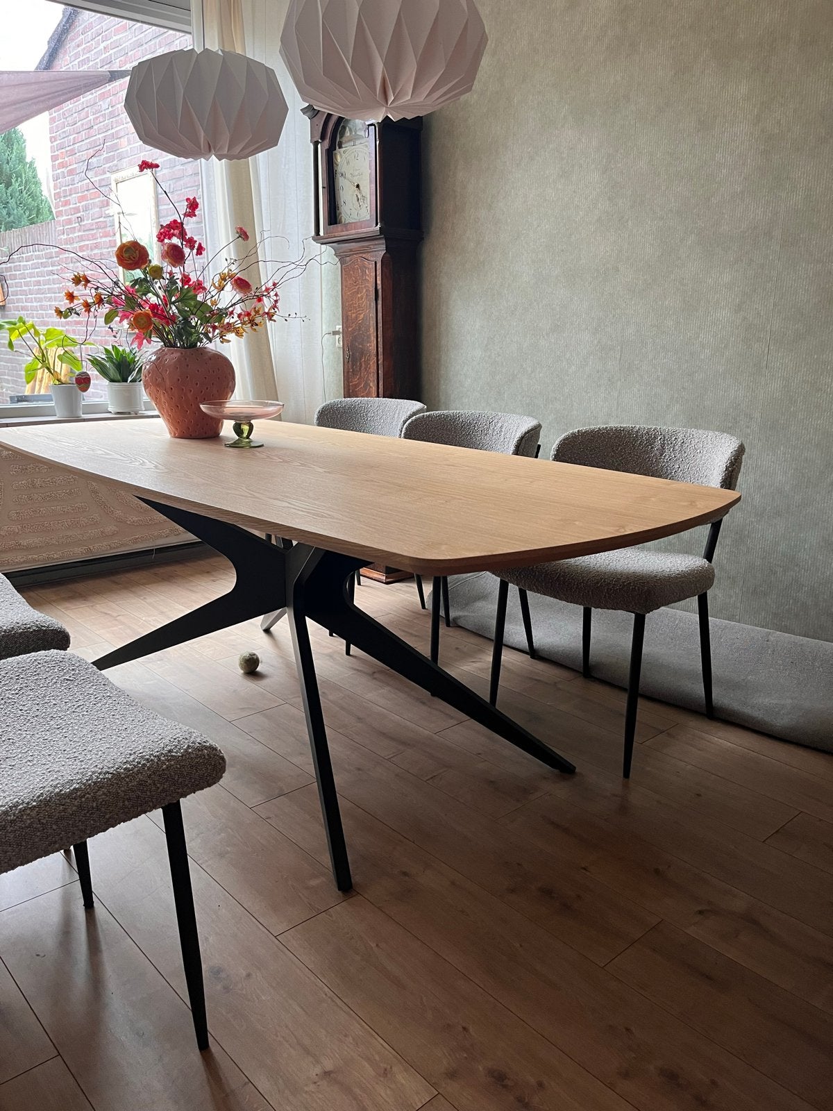 Moderne eettafel met eiken blad en zwart metalen onderstel, Ophalen, Eikenhout, 50 tot 100 cm, Zo goed als nieuw