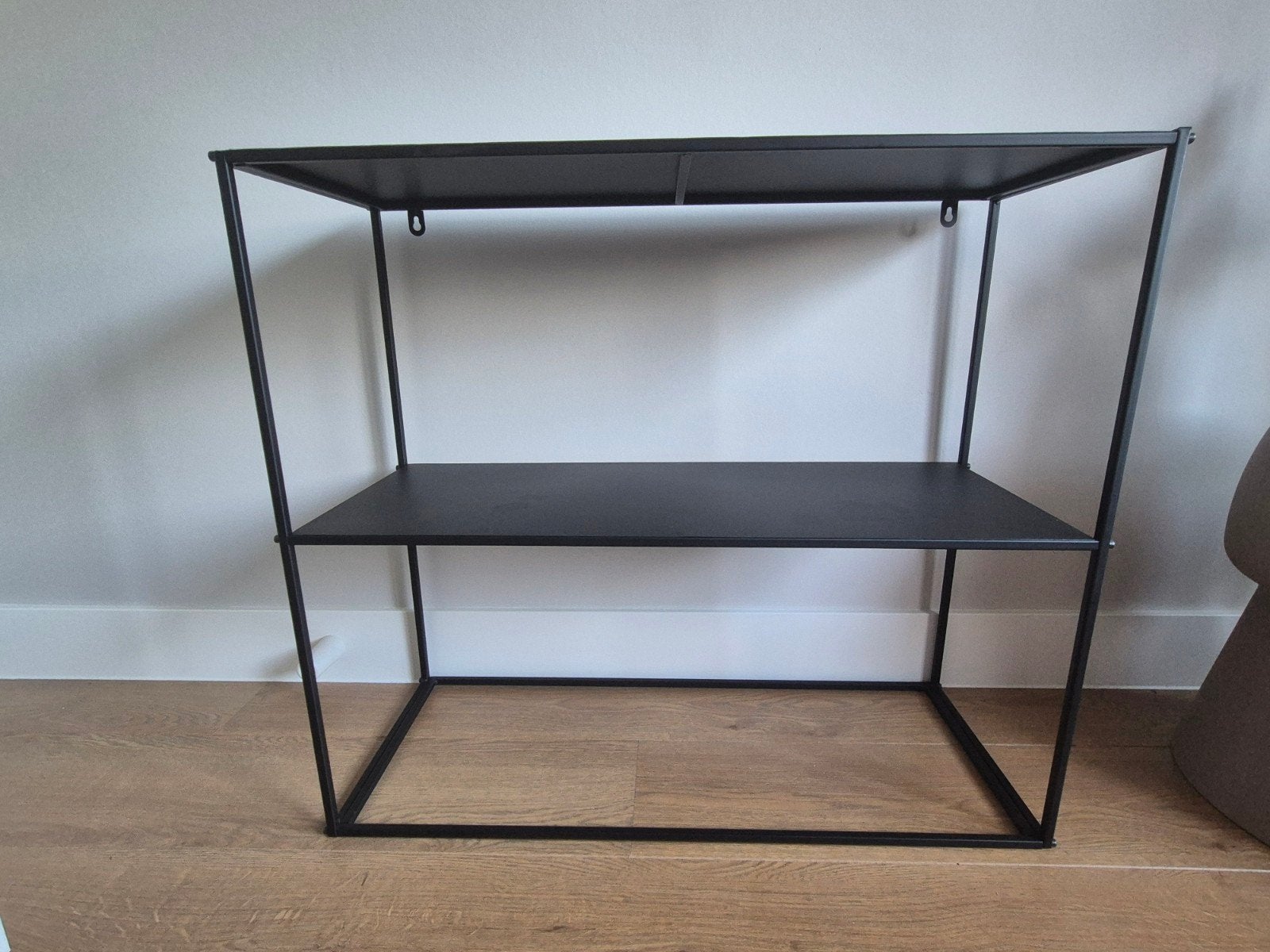 Zwarte metalen kast / sidetabel / bijzettafel / wandrek, Ophalen, 50 tot 100 cm, Zo goed als nieuw, 25 tot 50 cm