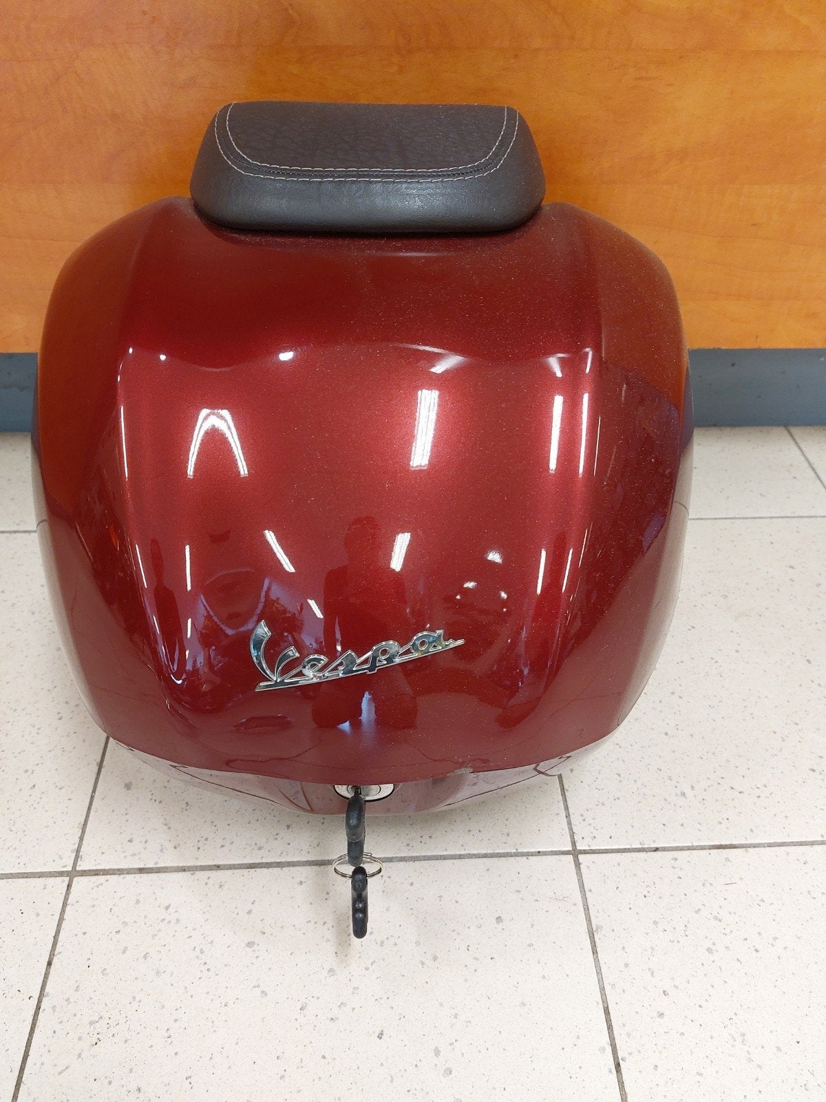 Topkoffer Vespa Primavera rood 880/a compleet set, Fietsen en Brommers, Brommeronderdelen | Scooters, Ophalen, Zo goed als nieuw