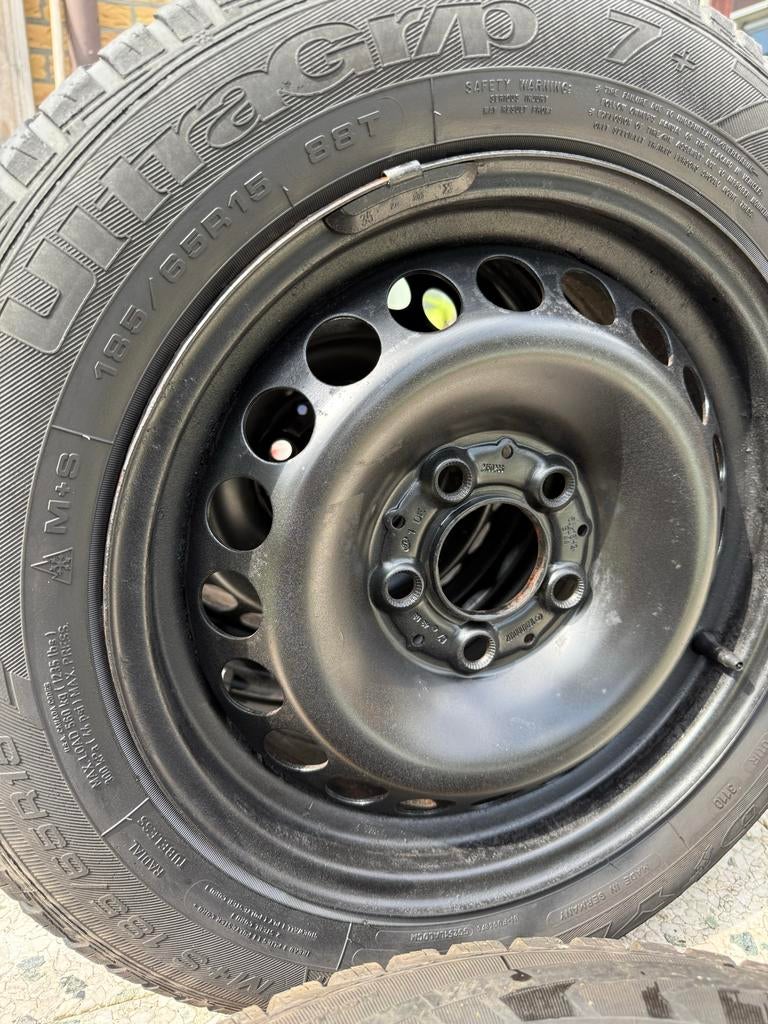 4 x Goodyear Ultragrip banden op stalen velg 185/65R15, Ophalen, Zo goed als nieuw