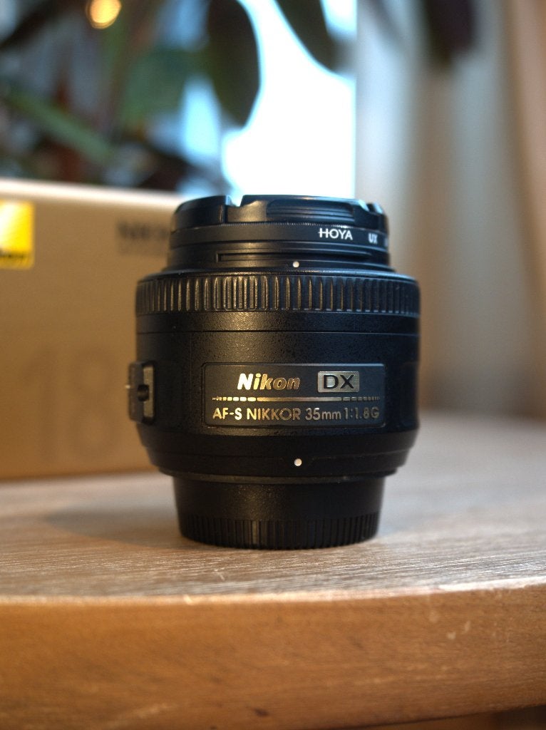 Nikon AF-S DX Nikkor 35mm f/1.8G + Hoya UV Filter (ZGAN), 35 mm, Ophalen of Verzenden, Zo goed als nieuw, Autofocus