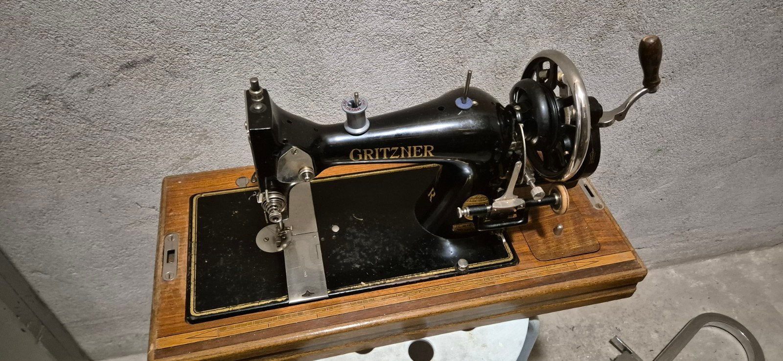 Antieke Gritzner en Anker naaimachines met houten kappen, Ophalen