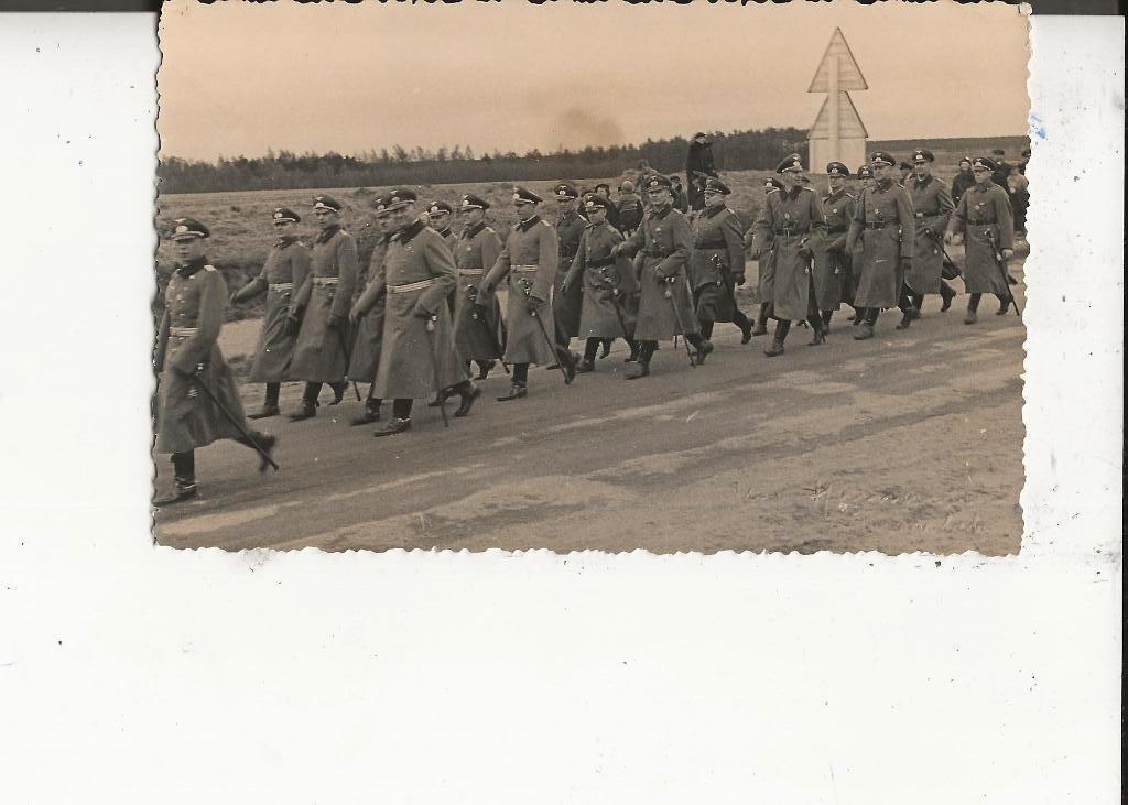 Onbekend Kolonne militairen met sabels marcheren  Fotokaart, Ophalen of Verzenden, 1920 tot 1940, Ongelopen, Zuid-Holland