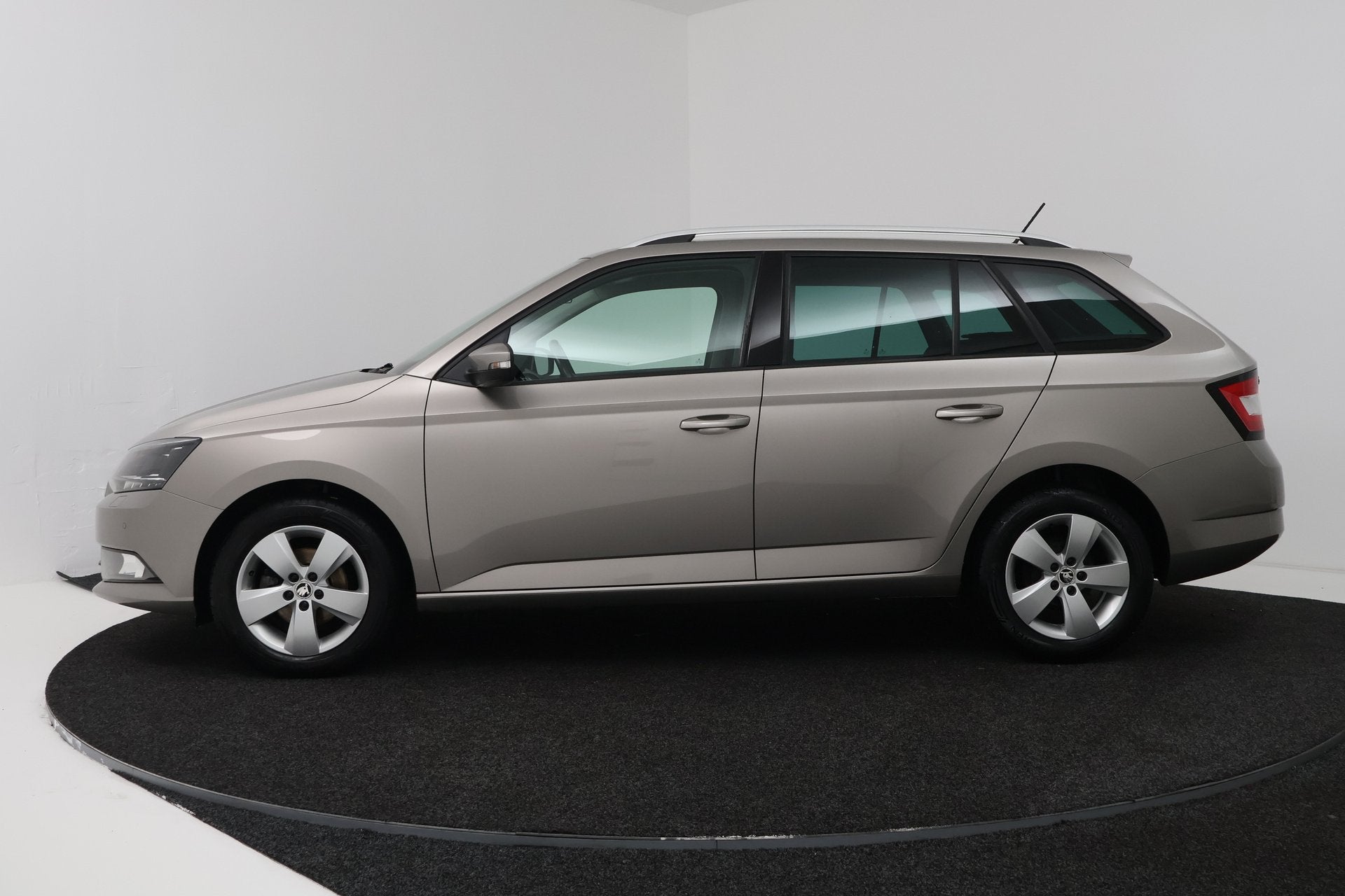 Skoda Fabia Combi 1.2 TSI Style Business (TREKHAAK, STOELVER, Auto's, Voorwielaandrijving, Verwarmde buitenspiegels, Stof, 4 cilinders