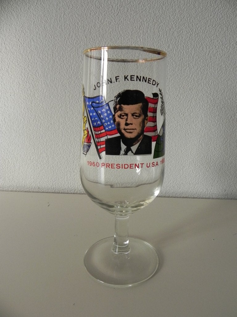 John F. Kennedy memorial bierglas op voet vintage, Verzamelen, Ophalen, Zo goed als nieuw, Bierglas