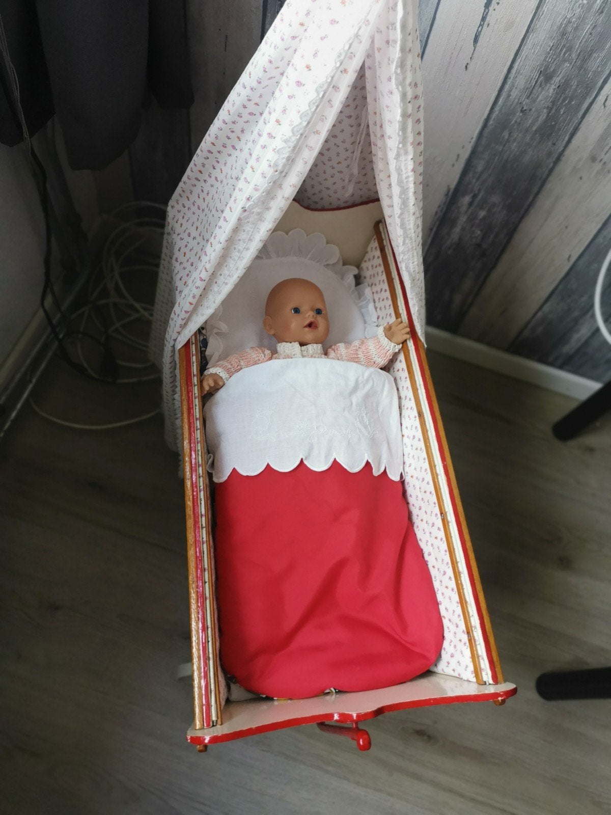 Poppenwieg met pop, Kinderen en Baby's, Speelgoed | Poppen, Ophalen, Babypop