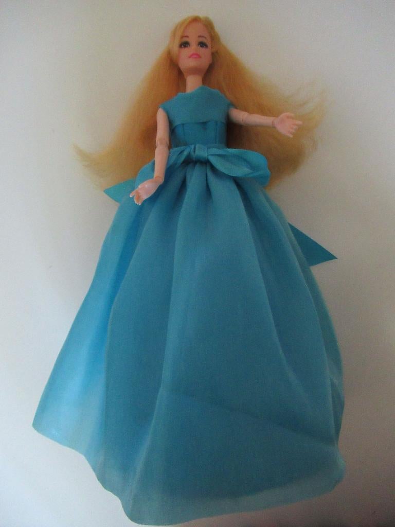 Barbie pop ze kan zingen en dansen en een afstandsbediening, Verzamelen, Poppen, Ophalen, Zo goed als nieuw, Pop