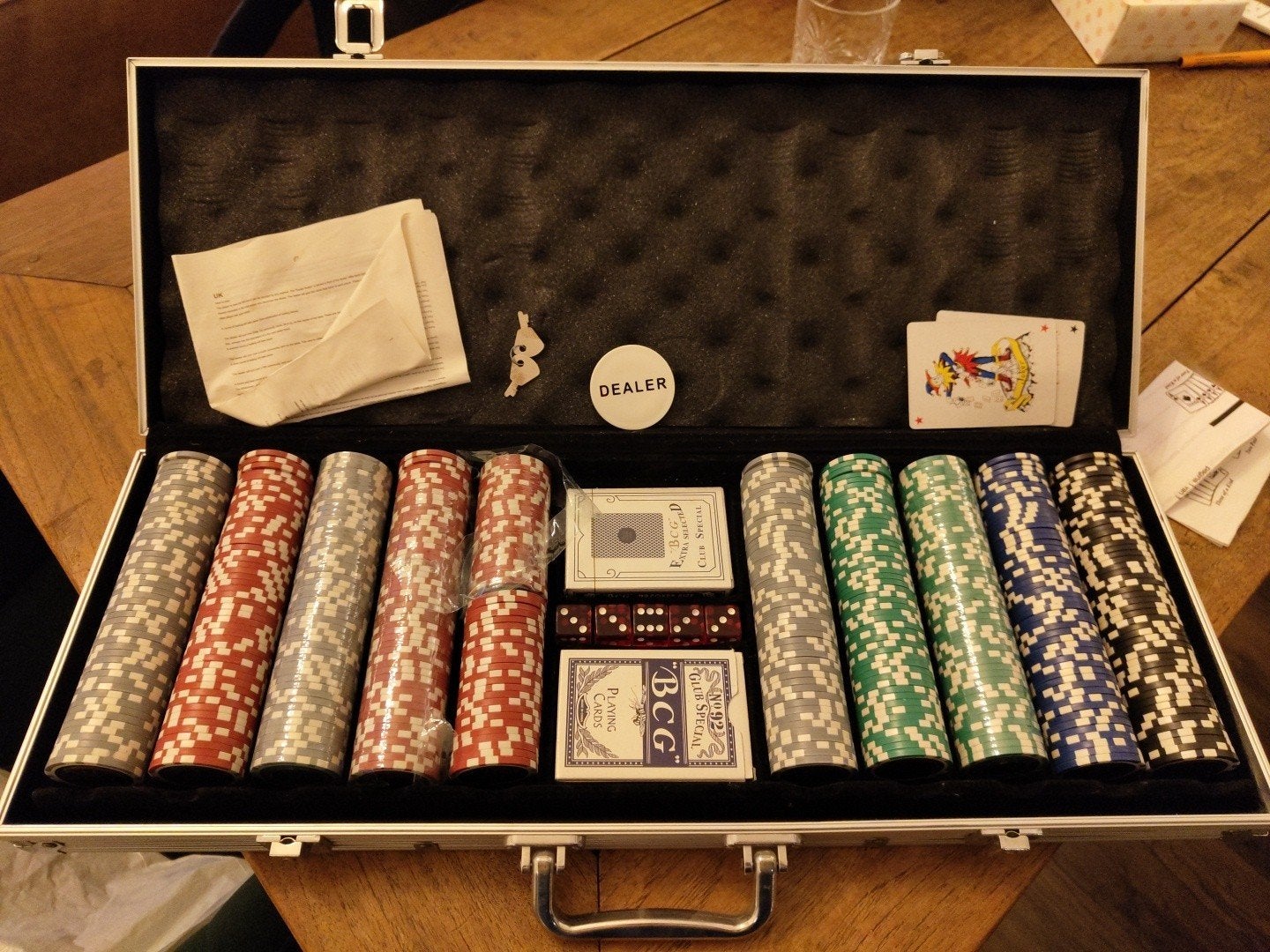 Pokerset in aluminium koffer - Compleet met fiches  kaarten, Drie of vier spelers, Ophalen, Zo goed als nieuw, Onbekend