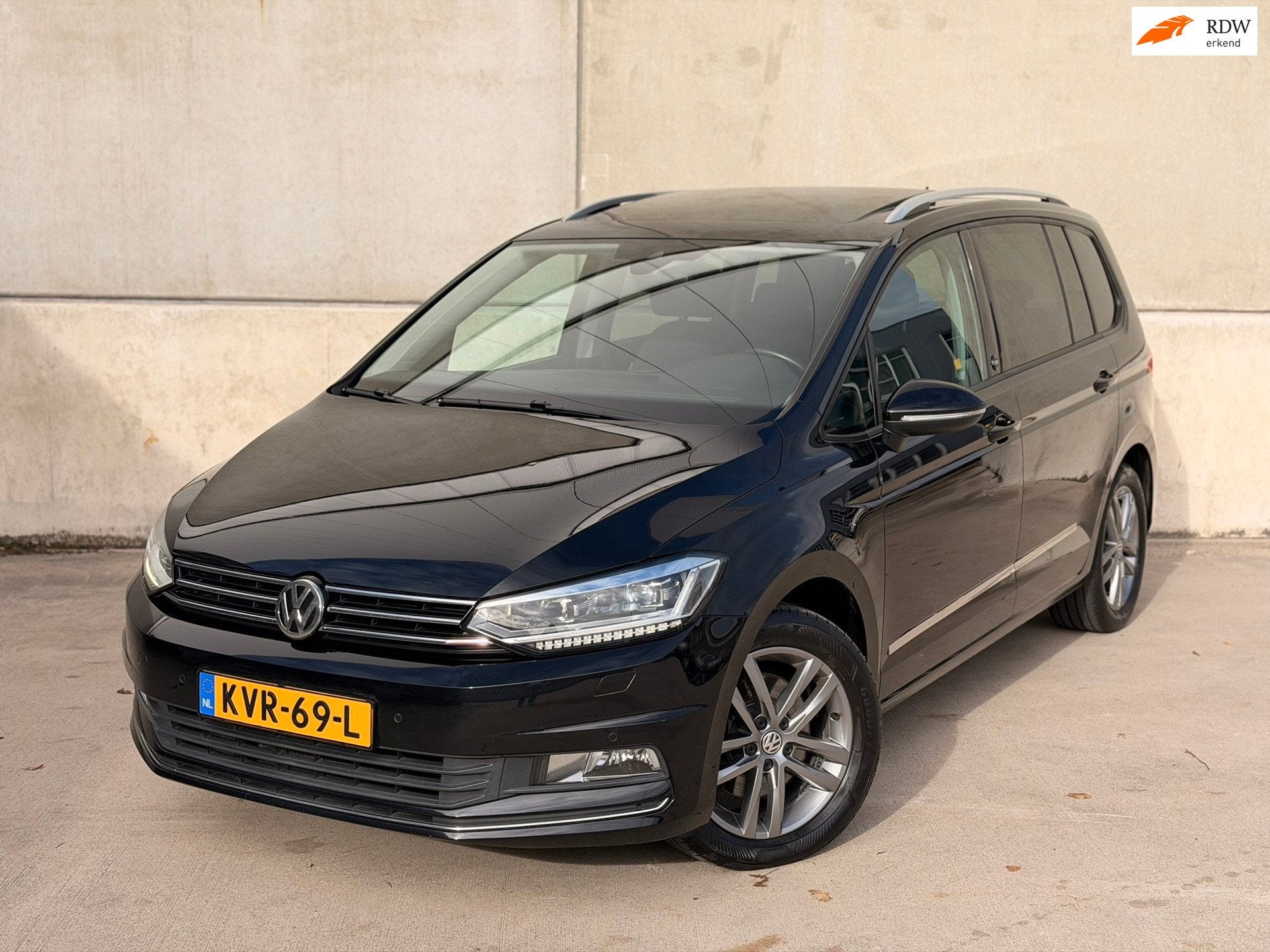 Volkswagen Touran 1.4 TSI DSG Pano 17'' R-Line Trekh LED ACC, Gebruikt, 4 cilinders, 150 pk, Zwart