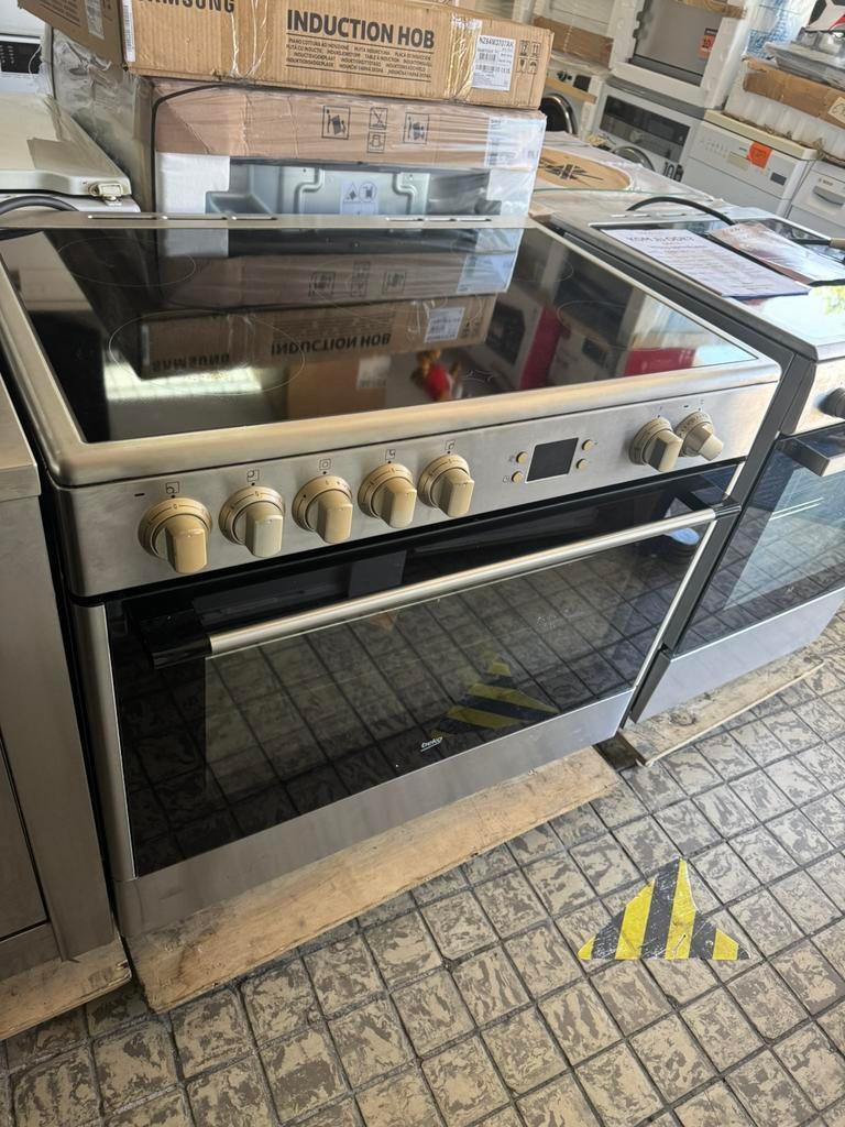 Beko keramische fornuis 5 pits, Witgoed en Apparatuur, Fornuizen, Zo goed als nieuw, Vrijstaand, Keramisch, 5 kookzones of meer