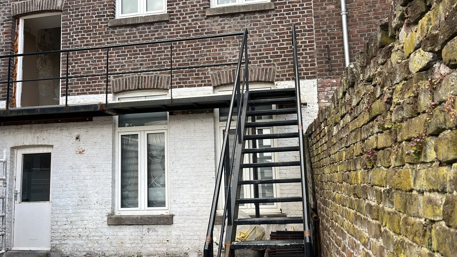 Stevige metalen buitentrap met bordes lange plateau, Ophalen, Gebruikt, Trap, 2 tot 4 meter