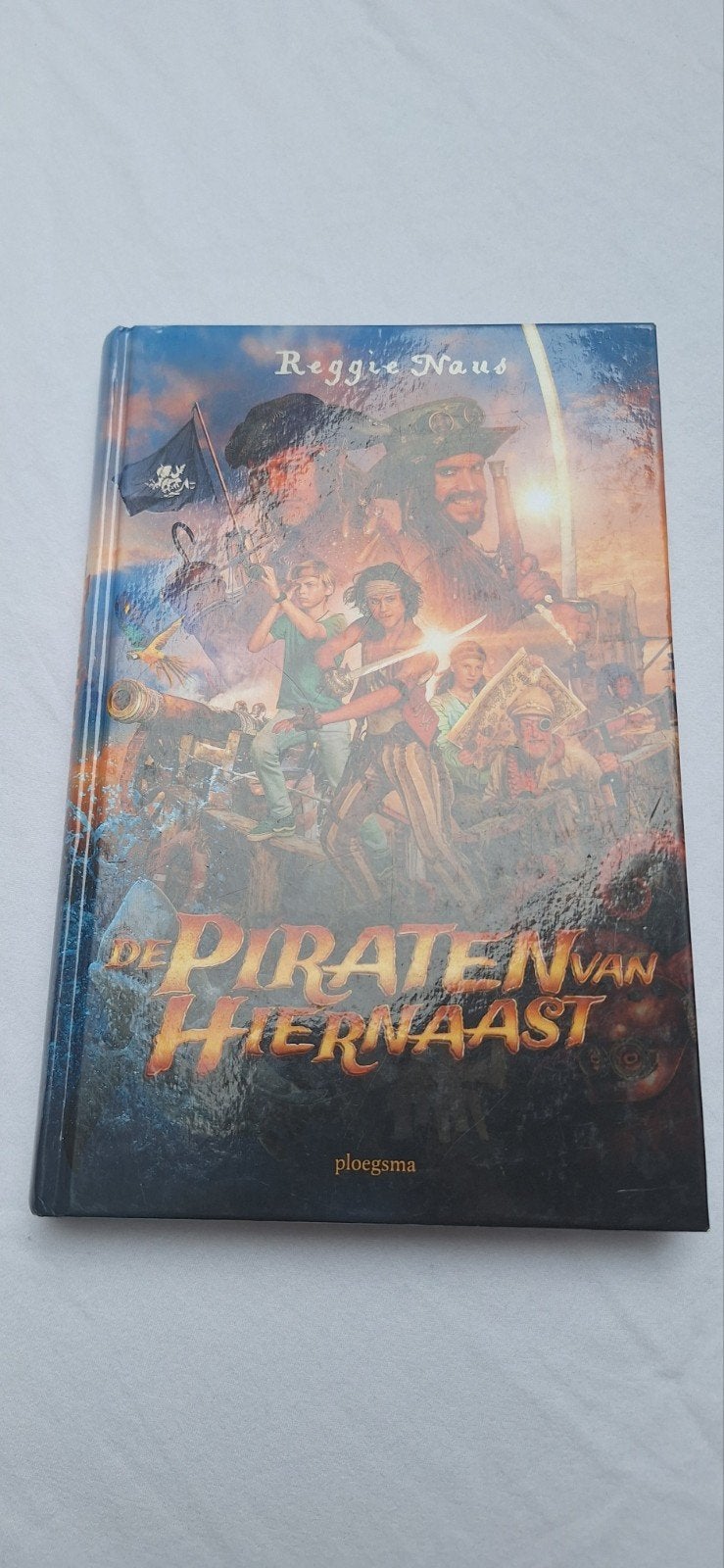 De Piraten van Hiernaast - Reggie Naus (Kinderboek), Ophalen of Verzenden, Zo goed als nieuw, Reggie Naus, Fictie