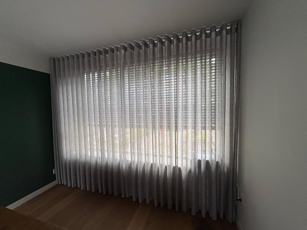 Lichtgrijze gordijnen, waveplooi, 250x330 cm, Huis en Inrichting, Ophalen, 200 cm of meer, Zo goed als nieuw, 200 cm of meer