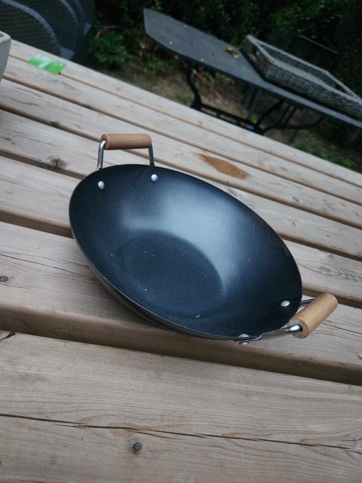 Kleine wokpan 25-30cm met houten handvatten, Ophalen of Verzenden, Zwart, Metaal, Overige typen