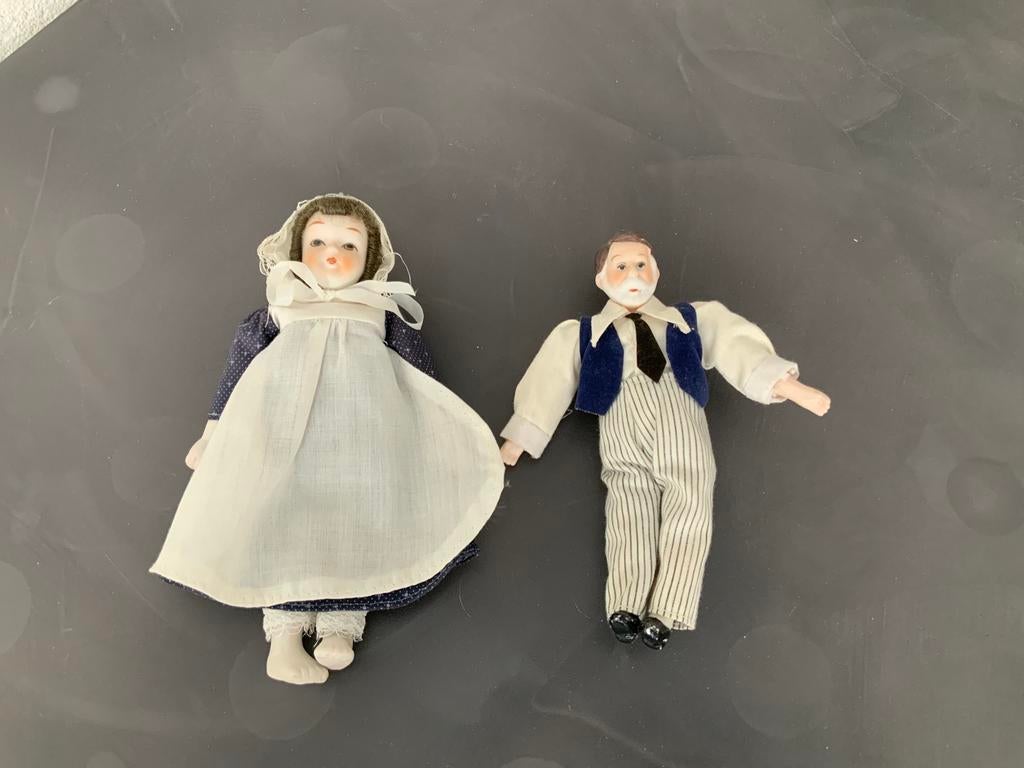 Twee leuke oude porseleinen poppetjes. Opa met kleindochter, Verzamelen, Poppen, Ophalen of Verzenden, Gebruikt, Pop