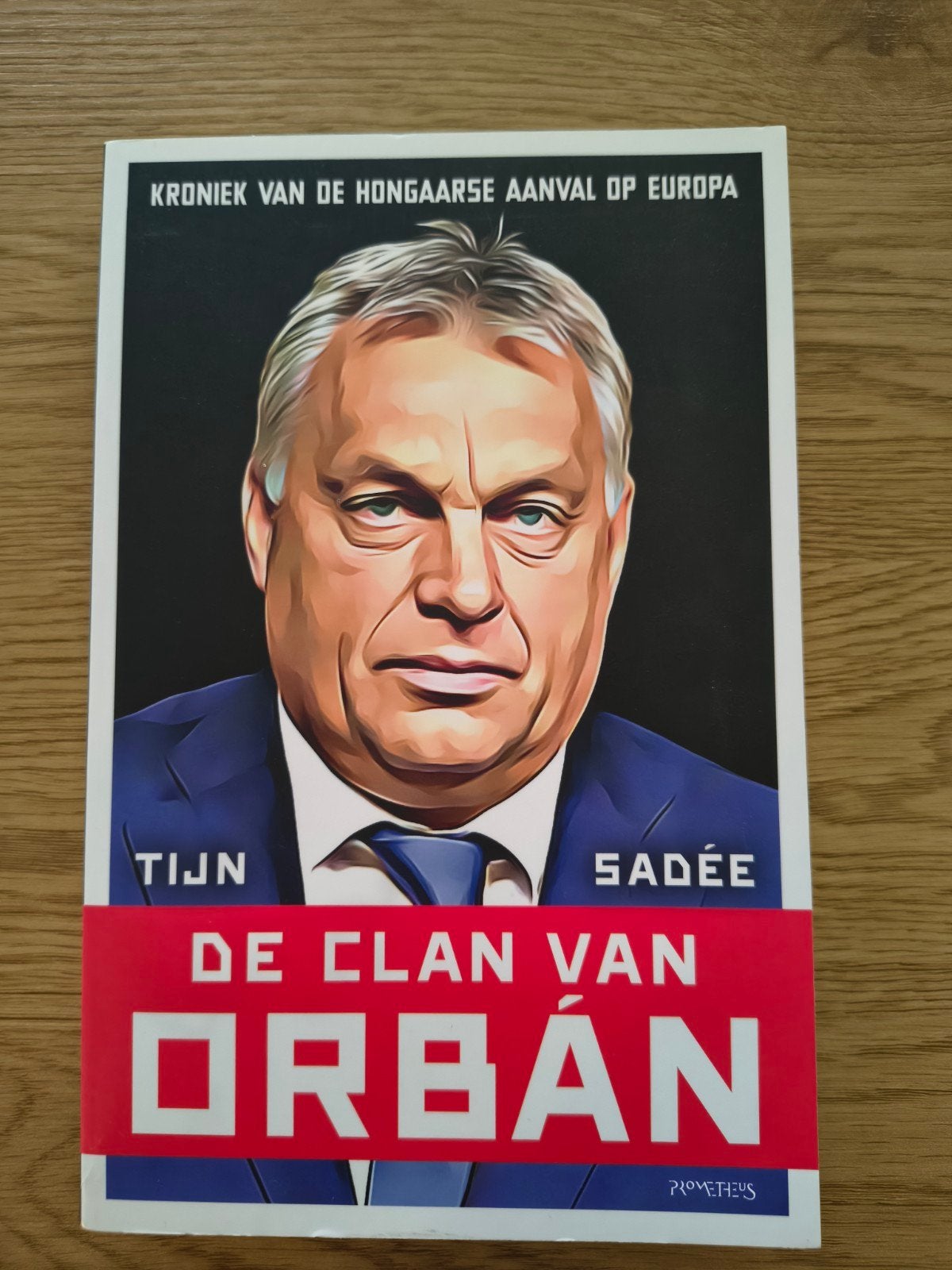 De Clan van Orbán: Kroniek Hongaarse aanval op Europa, Ophalen of Verzenden, Zo goed als nieuw, Tijn Sadée, Nederland