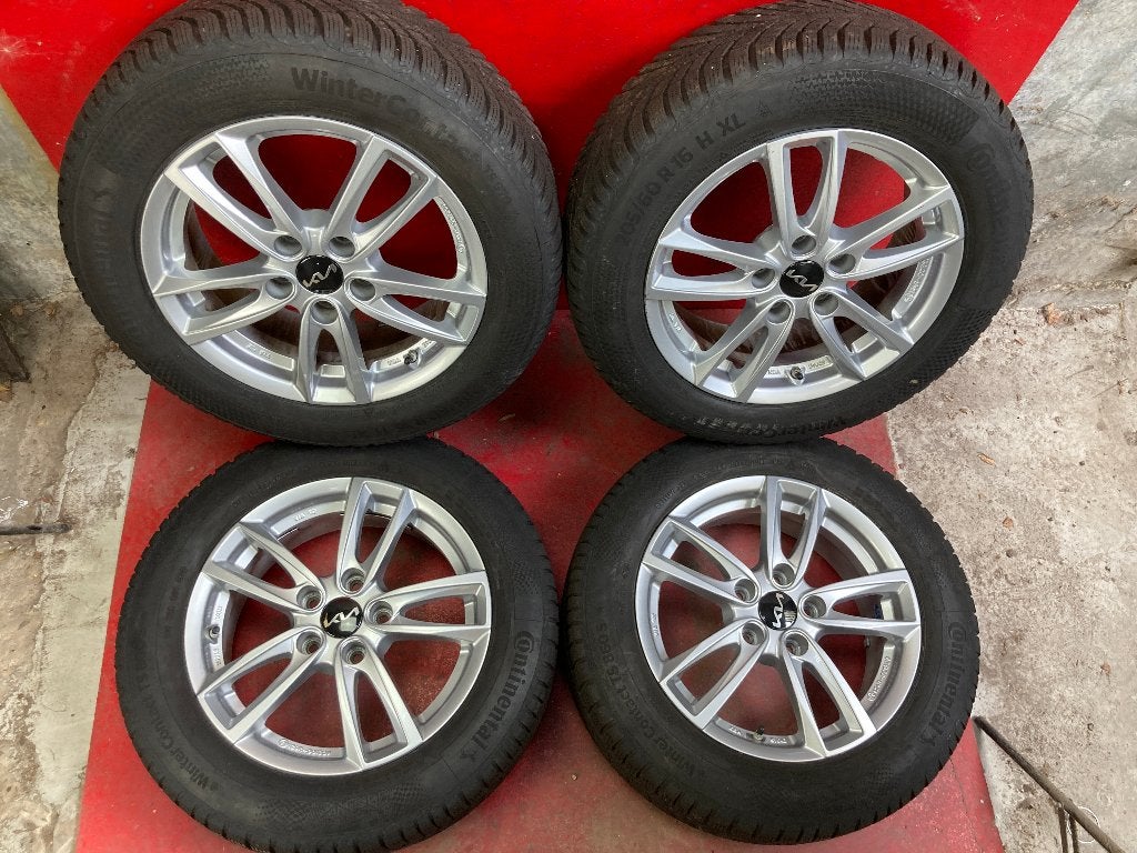Winterbanden Kia Xceed 205/60R16 Continental, Auto-onderdelen, Gebruikt, 16 inch, ., Banden en Velgen
