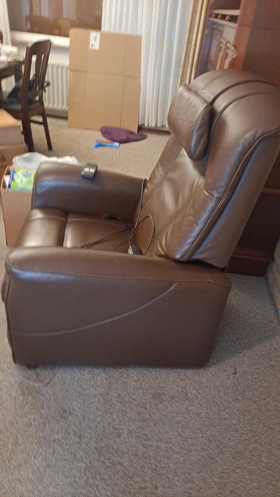 Comfortabele bruine leren relaxfauteuil met massagefunctie, Verzenden, Modern comfort, Zo goed als nieuw, 75 tot 100 cm