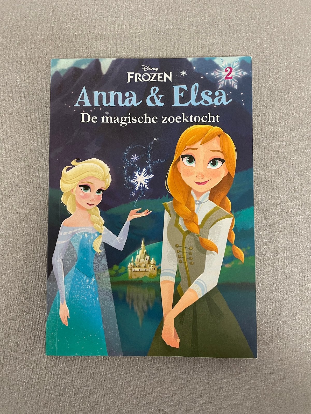 Frozen Anna en Elsa - De magische zoektocht, Boeken, 5 of 6 jaar, Jongen of Meisje, Ophalen of Verzenden, Zo goed als nieuw