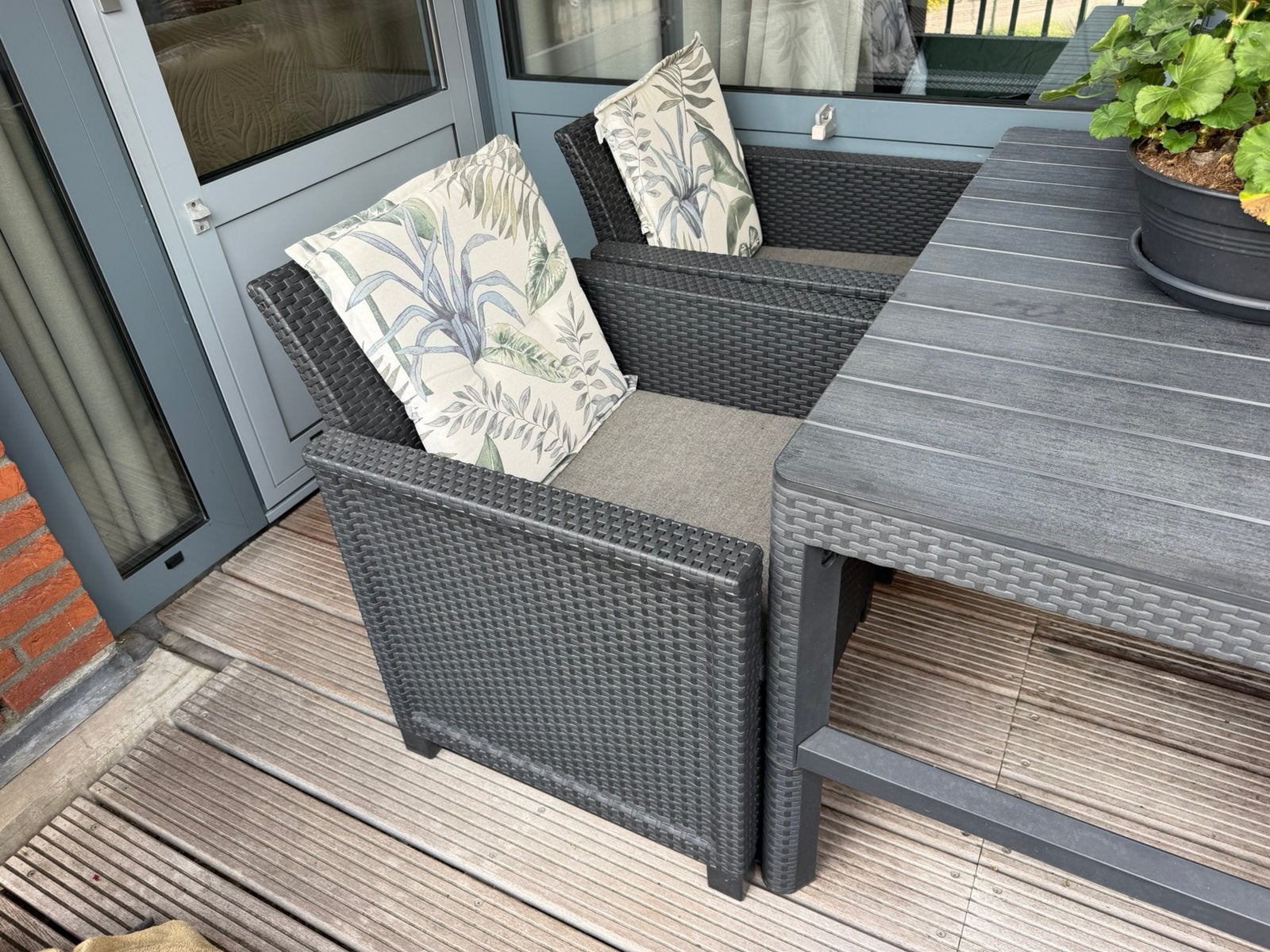 Foto 3 van Tuintafel en tuinstoelen balkon