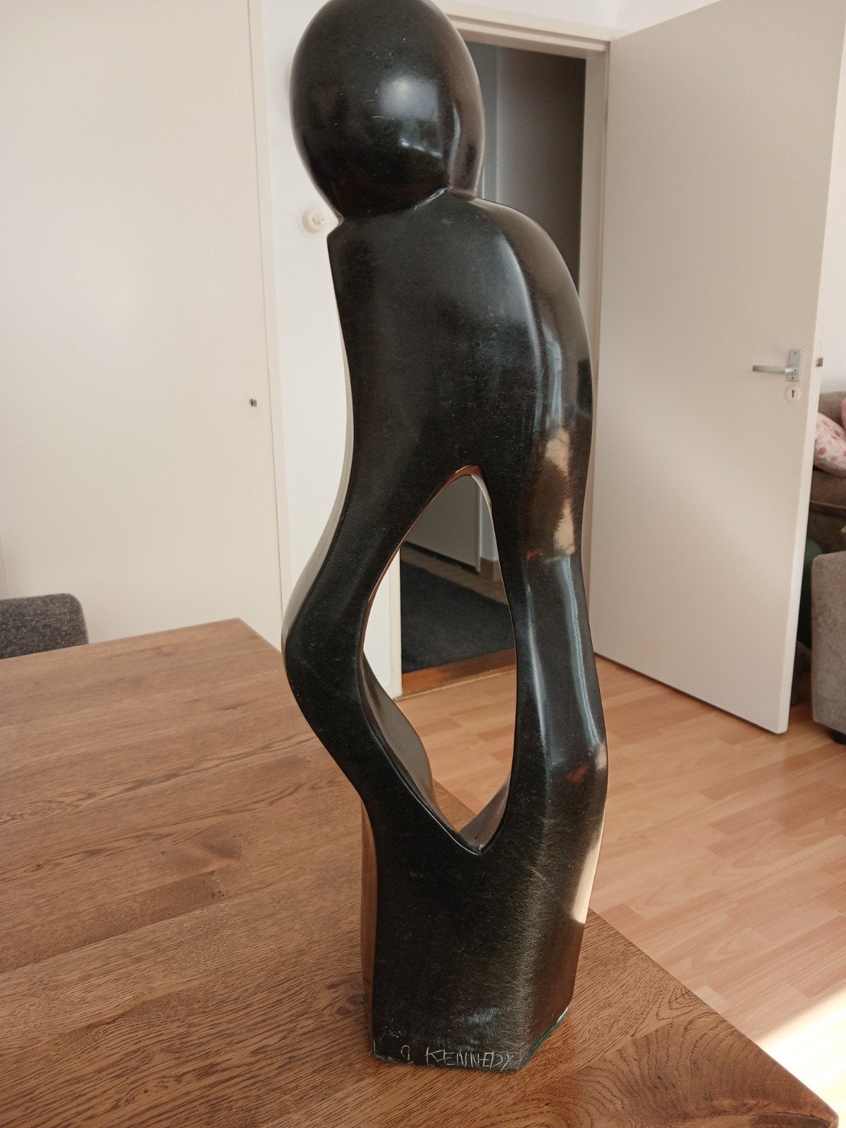 Abstracte sculptuur van J. Kennedy - Steen, Ophalen, 50 - 100 cm, Steen of Keramiek, Beeld