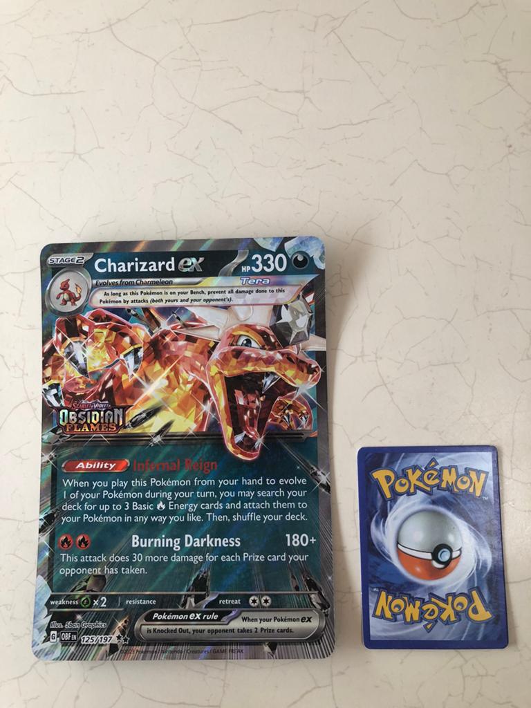 Pokemon Charizard ex Reuzenkaart HP 330, Ophalen of Verzenden, Zo goed als nieuw