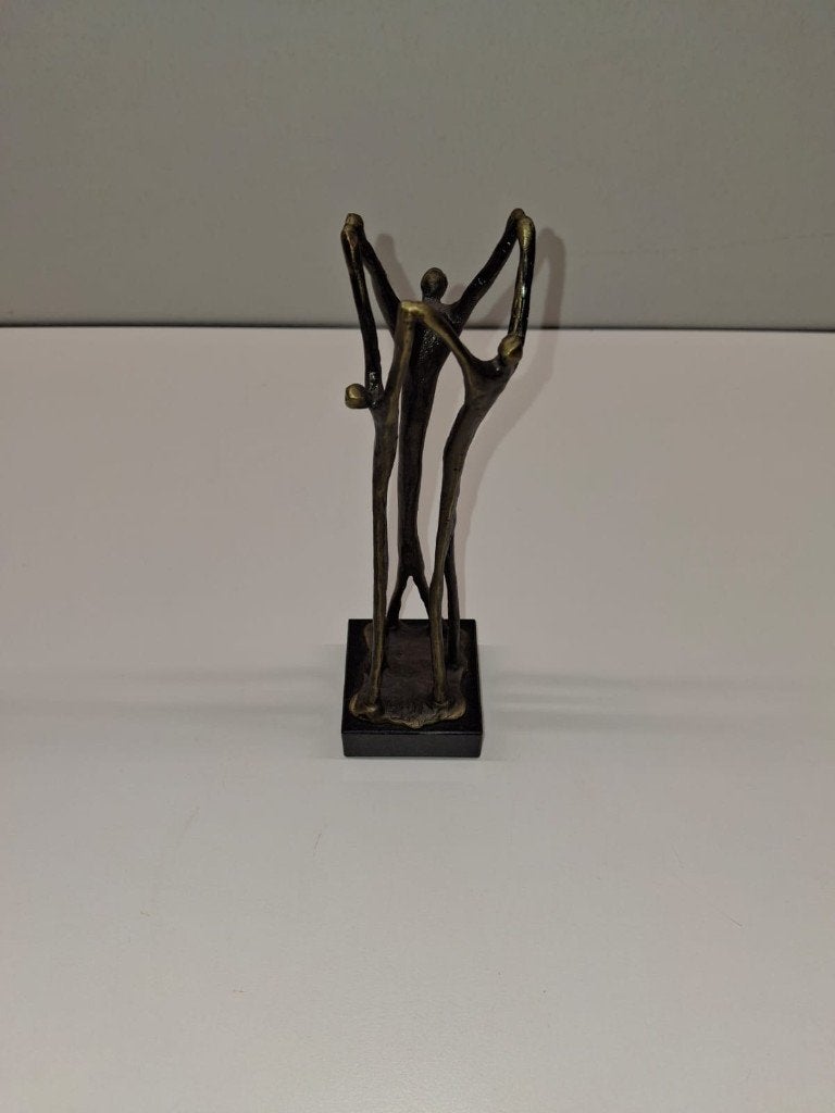 Bronskleurig abstract beeldje – 3 figuren (Vriendschap), Groep mensen, Ophalen of Verzenden, Brons, Op sokkel