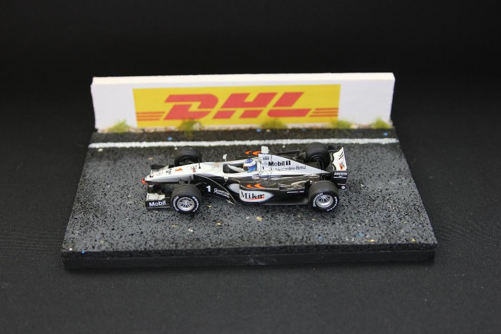 Diorama circuit met muur 1:43 DHL, Info@bennie-gs.nl, Bennie G's, 7241MB, Nieuw