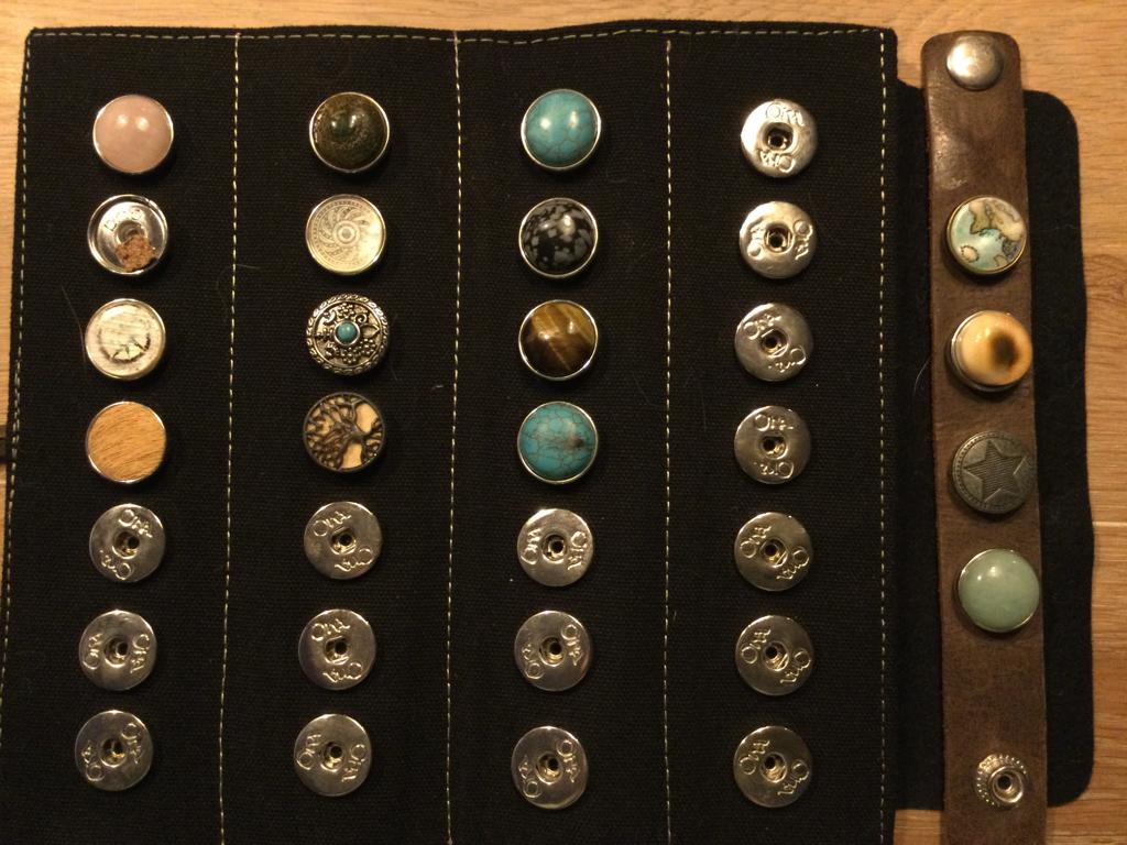 Ona clix armband met 15 bedels, Ophalen of Verzenden, Zo goed als nieuw, Met edelsteen, Overige kleuren