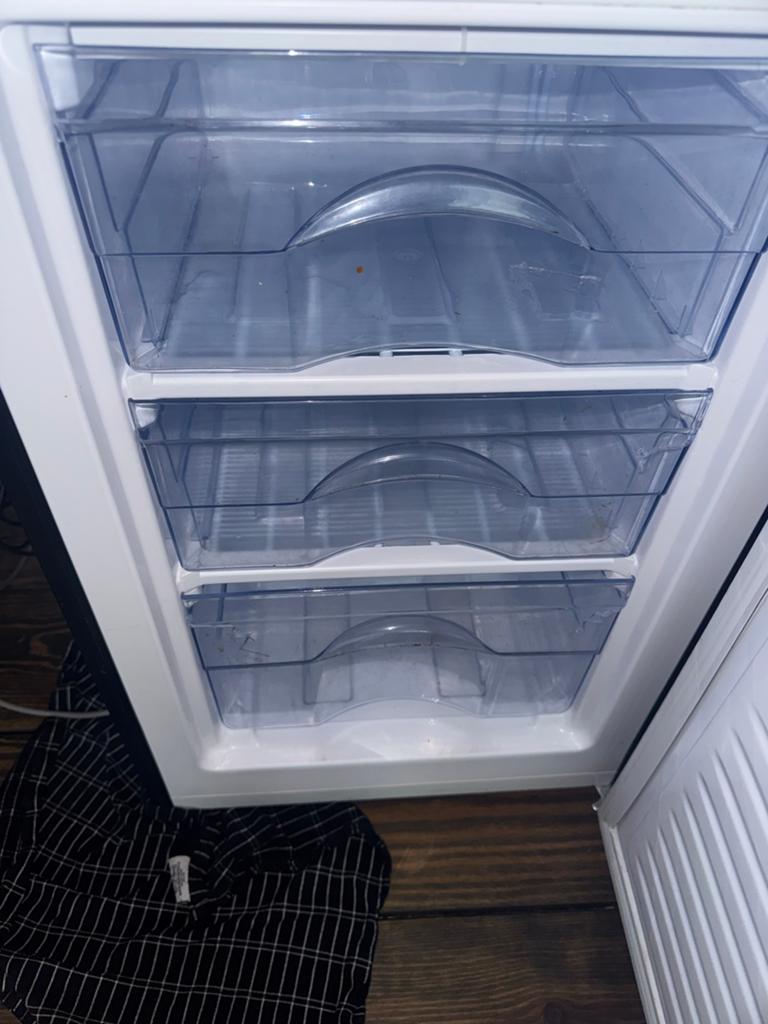 Swan Koel-vriescombinatie - Zwart - Gebruikt, Witgoed en Apparatuur, Koelkasten en IJskasten, Ophalen, 150 tot 200 liter, Gebruikt