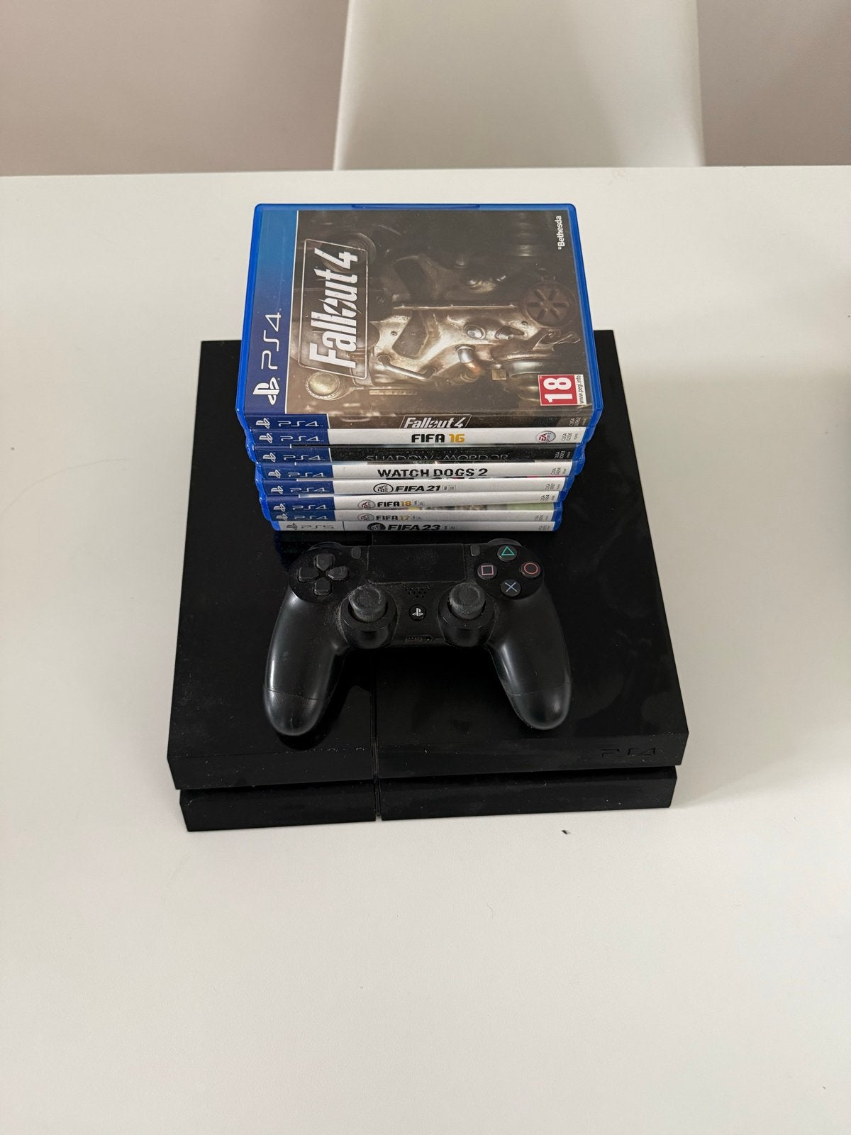 Foto 2 van PlayStation 4 met controller en 8 games
