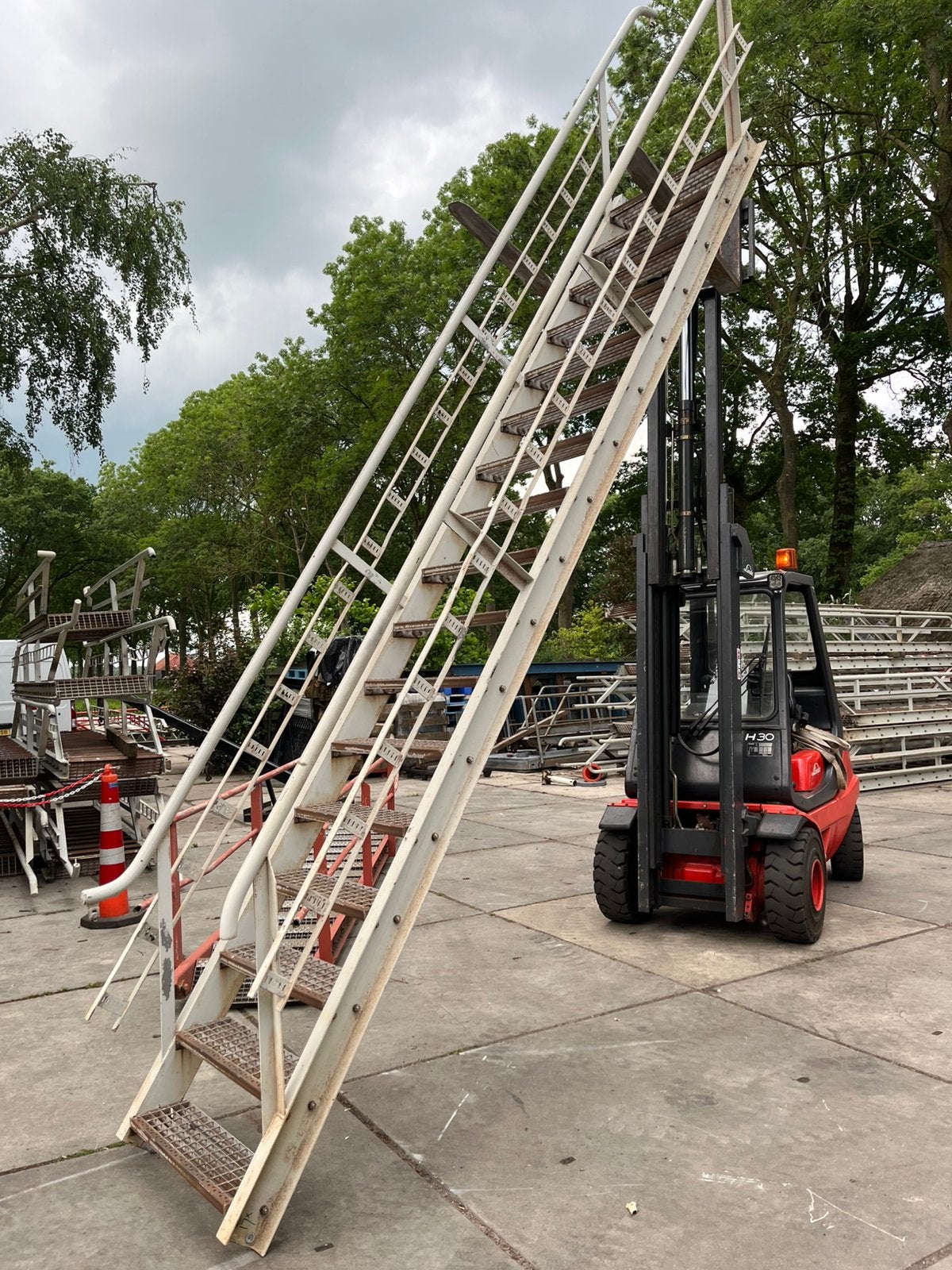 Stalen trap+ 2xleuning 4m. hoog 87 cm breed 17 gegal treden, Doe-het-zelf en Verbouw, Ladders en Trappen, Ophalen, Gebruikt, Trap