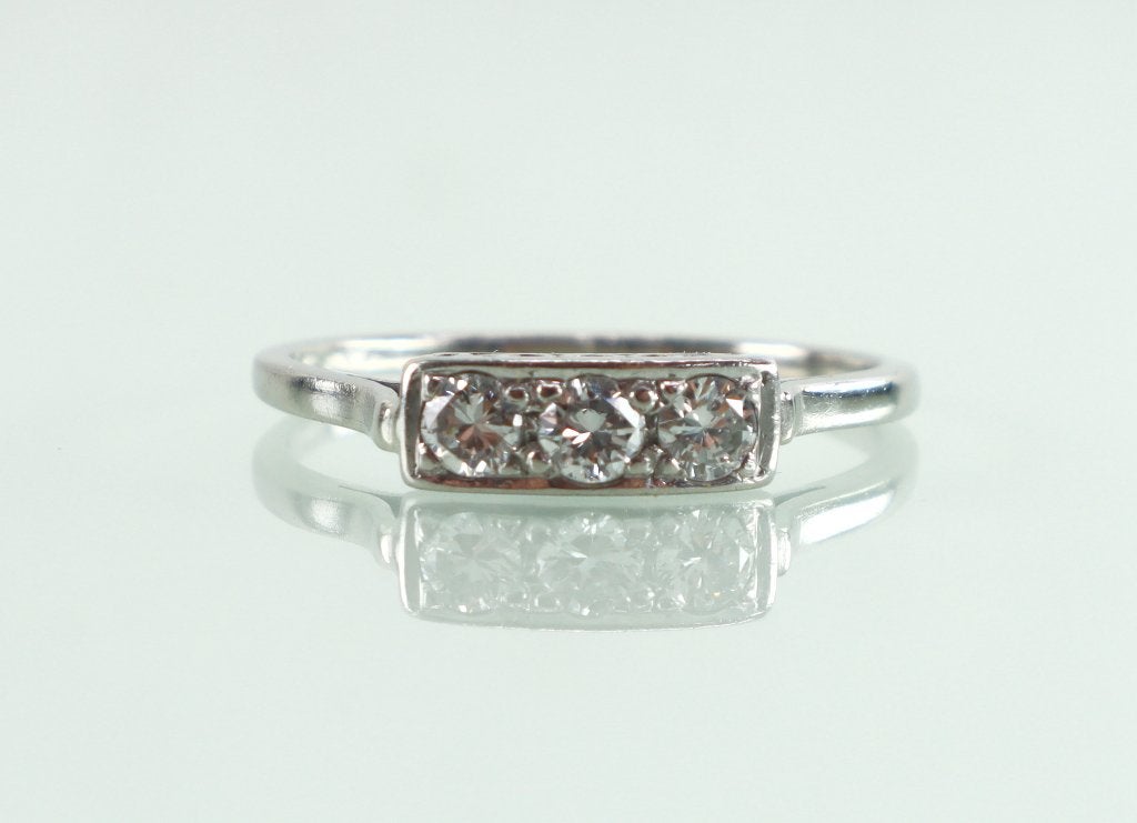 Vintage witgouden ring rijring met drie briljanten, Ophalen of Verzenden, Goud, Ring, Met edelsteen