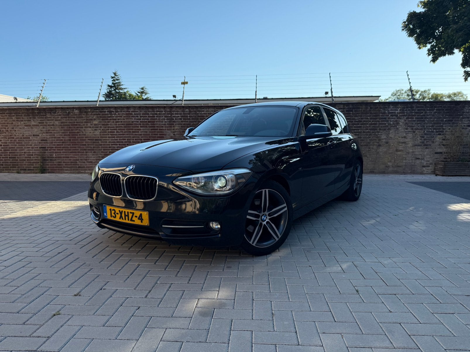 BMW 116i SPORTLINE | NIEUWE KETTING | GROOT SCHERM | APK, 1-Serie, 4 cilinders, Zwart, Origineel Nederlands