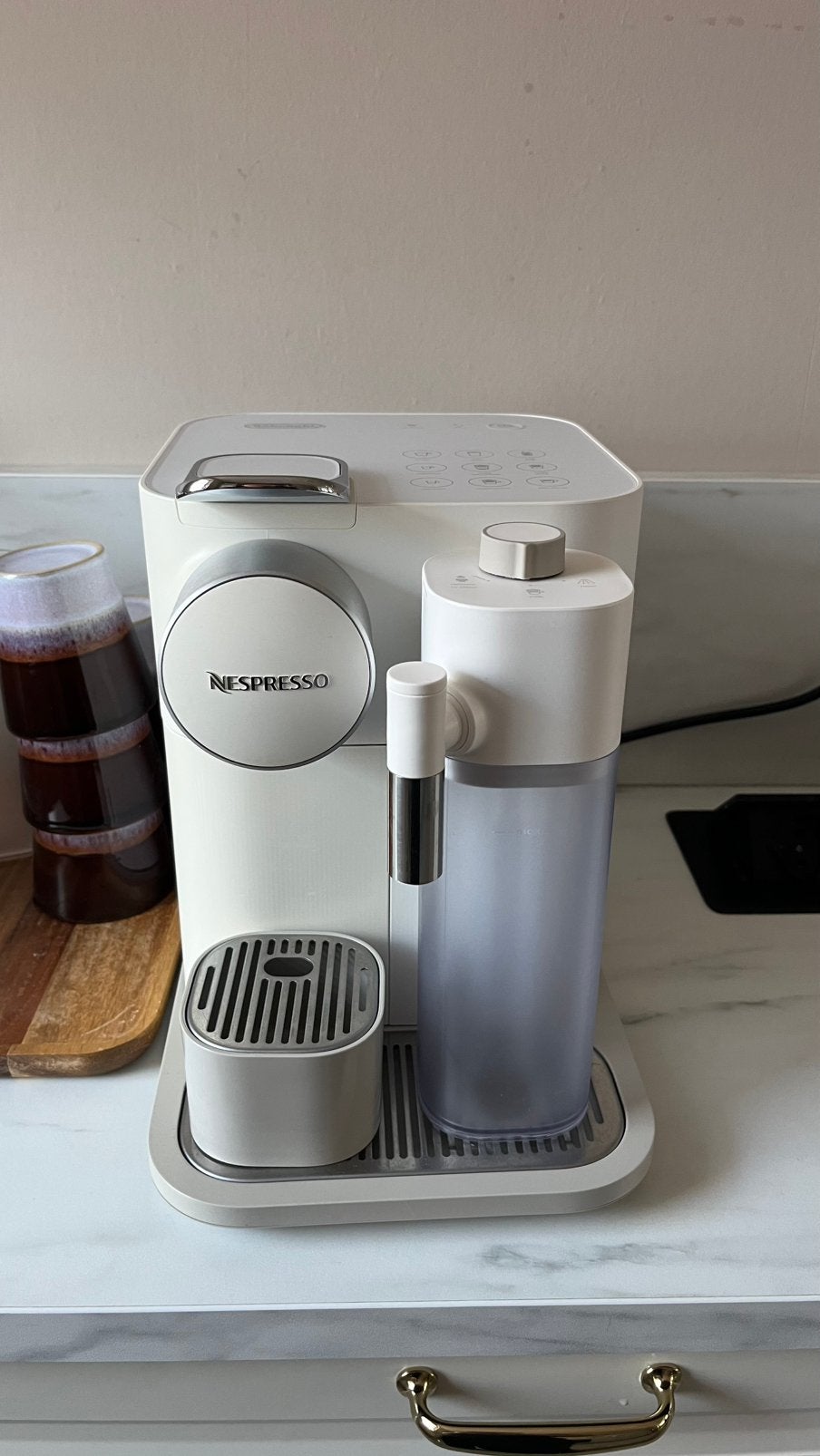Nespresso De'Longhi Gran Lattissima wit + accessoires, Ophalen, Zo goed als nieuw, Koffiemachine
